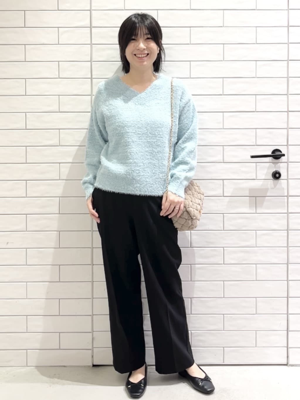 しおりさんの「OPAQUE.CLIP｜スパンコールフェザーVネックニット【洗濯機OK】」を使ったコーディネート