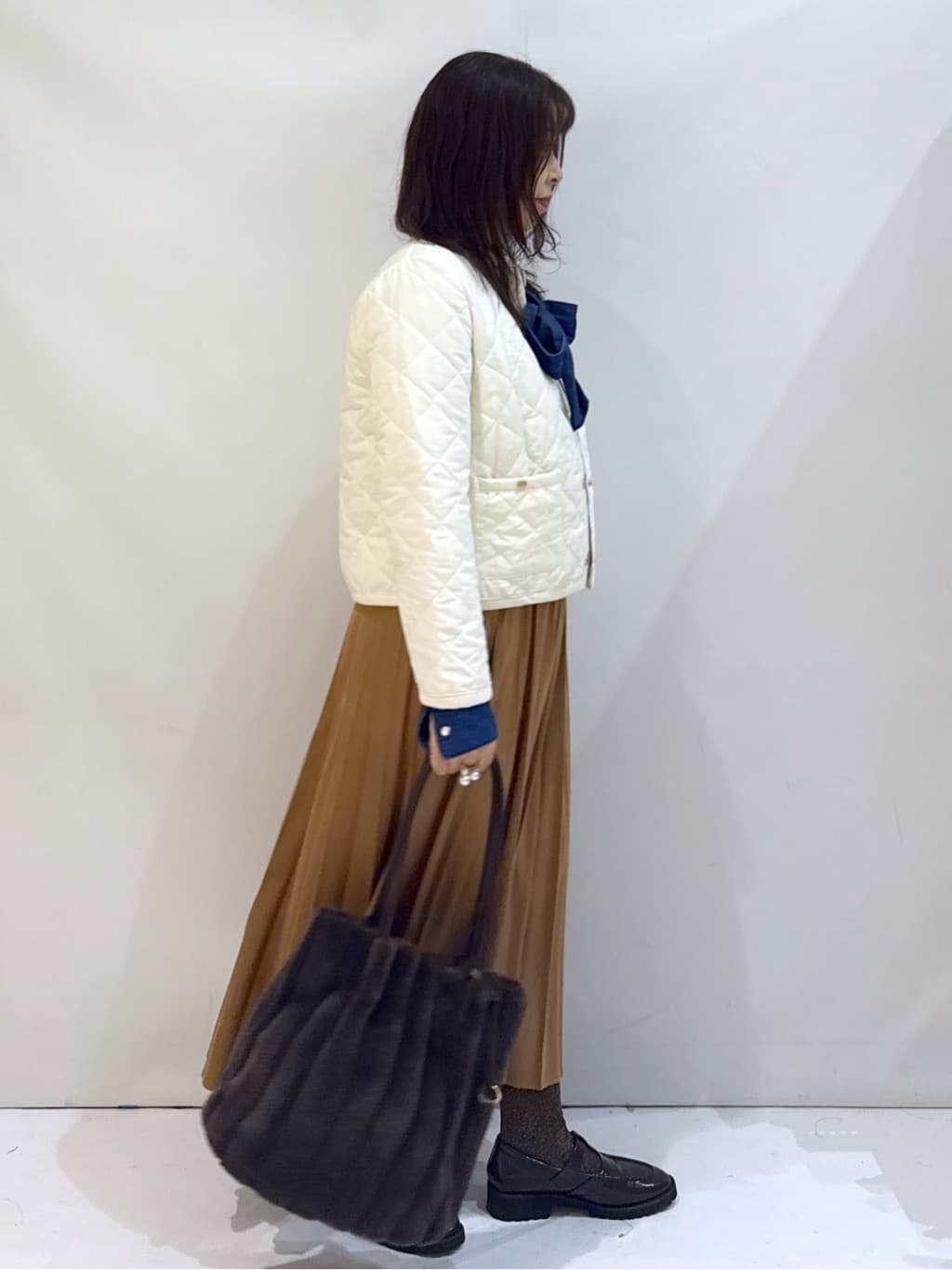 nakkoさんの「OPAQUE.CLIP｜フェイクスウェードプリーツスカート【静電気防止加工／洗濯機OK】」を使ったコーディネート