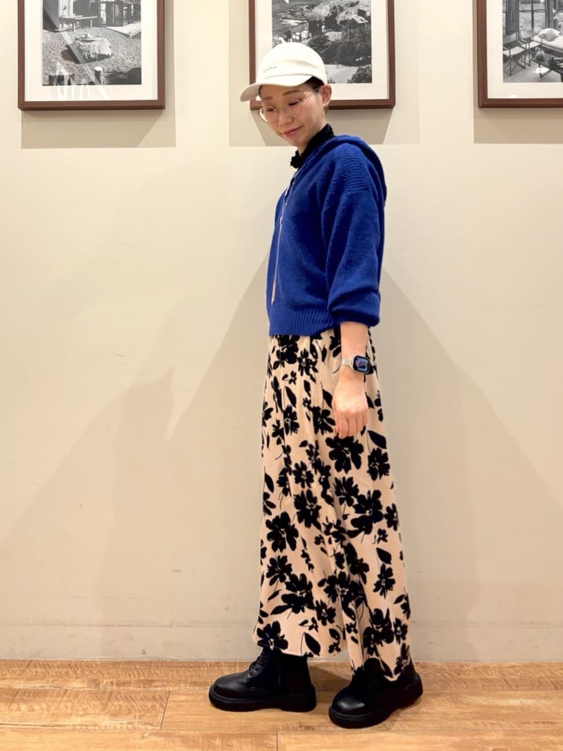 Ayumiさんの「SHOO･LA･RUE｜【S-LL】お顔周りをすっきり魅せる ふんわり Vネックフードニット」を使ったコーディネート