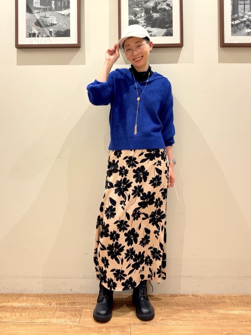 Ayumiさんの「SHOO･LA･RUE｜【S-LL】お顔周りをすっきり魅せる ふんわり Vネックフードニット」を使ったコーディネート