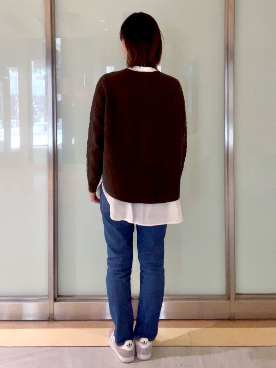 mayutaさんの「INDIVI｜【洗える】ケーブルデザイン ラウンドヘムニット」を使ったコーディネート