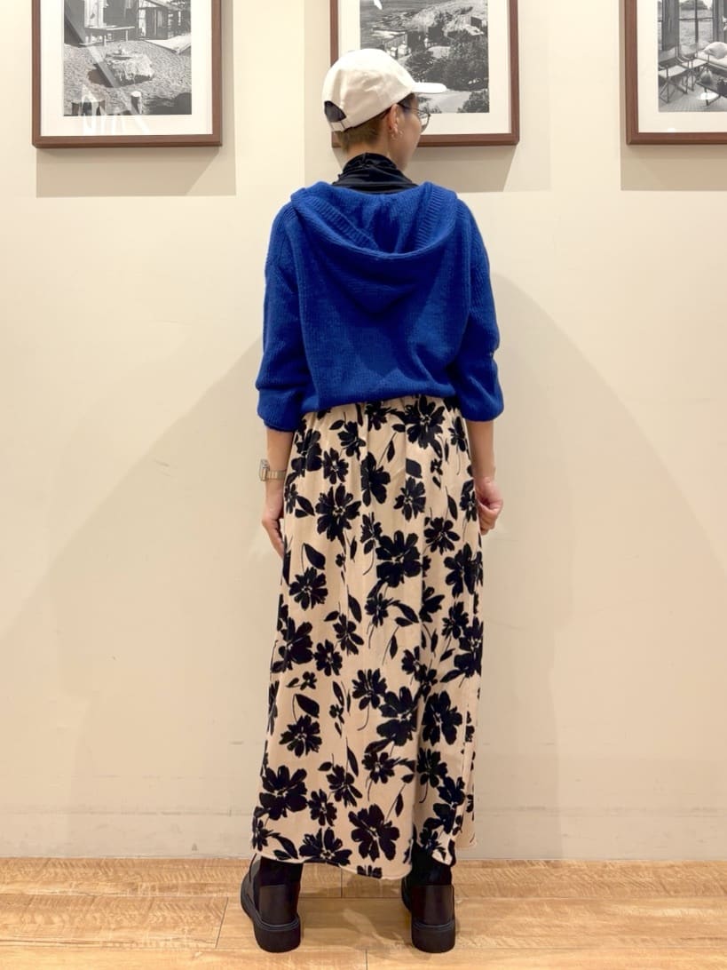 Ayumiさんの「SHOO･LA･RUE｜【S-LL】お顔周りをすっきり魅せる ふんわり Vネックフードニット」を使ったコーディネート