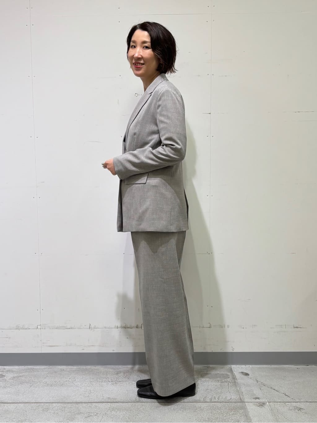 yuriさんの「INDIVI｜【洗える／セットアップ可能】凹凸ストレッチ素材ストレートパンツ」を使ったコーディネート