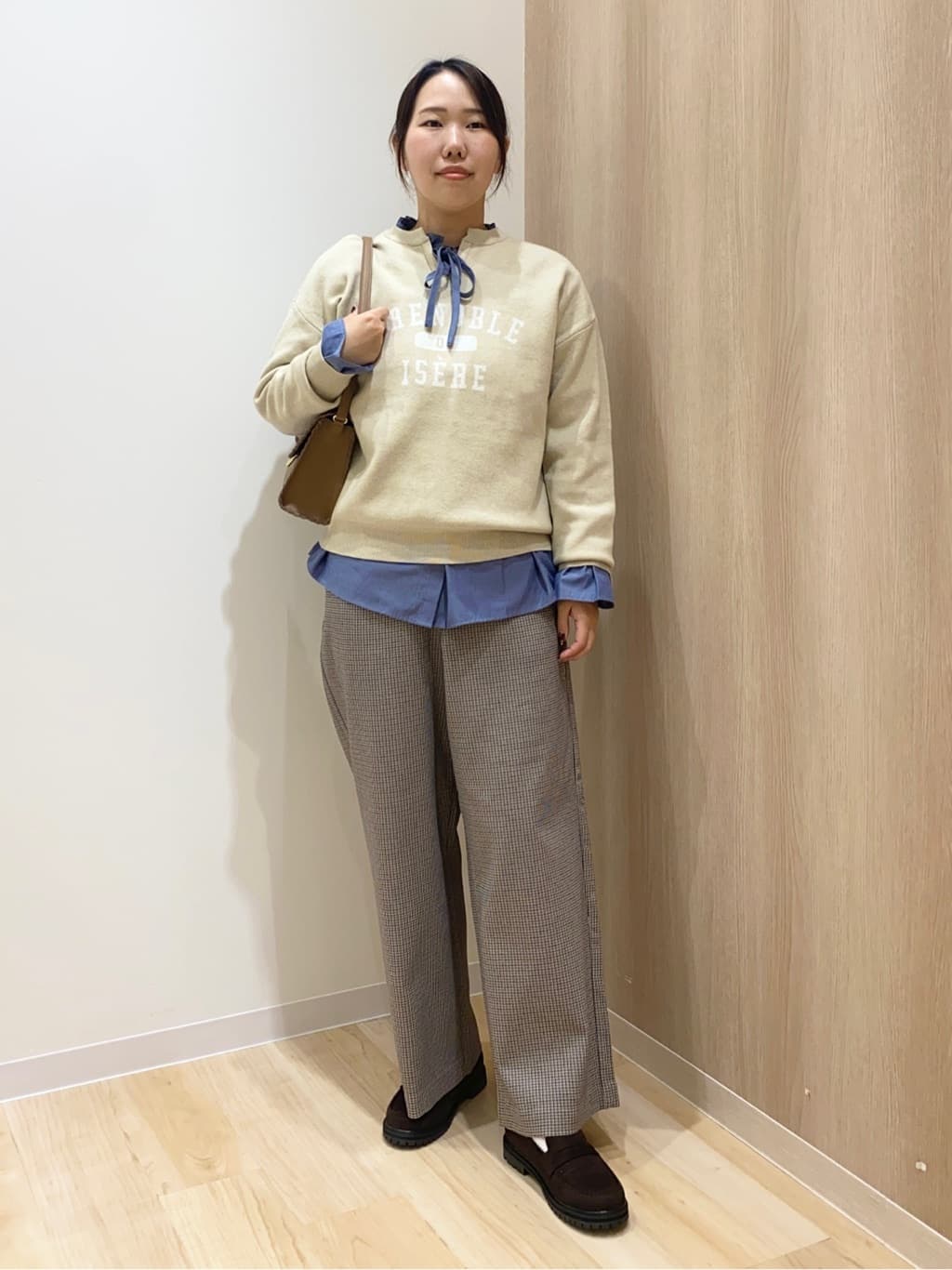 HANAさんの「grove｜カレッジロゴキーネックニット」を使ったコーディネート