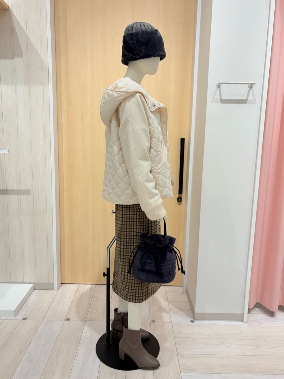 pomさんの「SHOO･LA･RUE｜【洗濯機可/S-LL】上品にキラリと華やぐ スパンコールニット」を使ったコーディネート