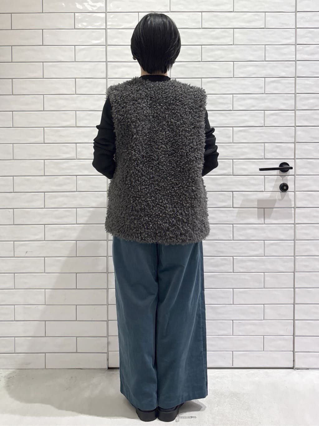 ayumiさんの「OPAQUE.CLIP｜カーリーフェイクファーベスト【洗濯機OK】」を使ったコーディネート