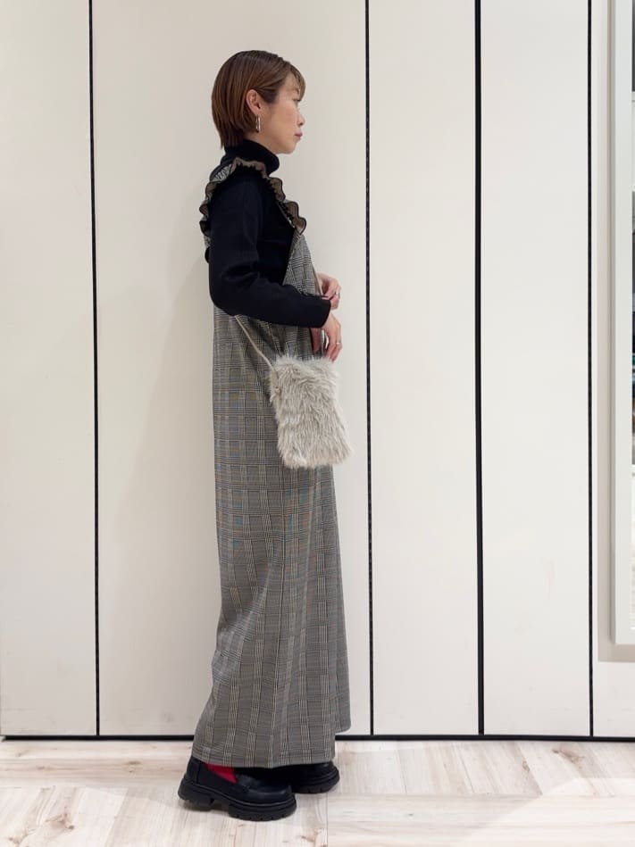 ｓａｔｏｍｉさんの「SHOO･LA･RUE｜【あったか】大人のための チェック柄フリルサロペット」を使ったコーディネート