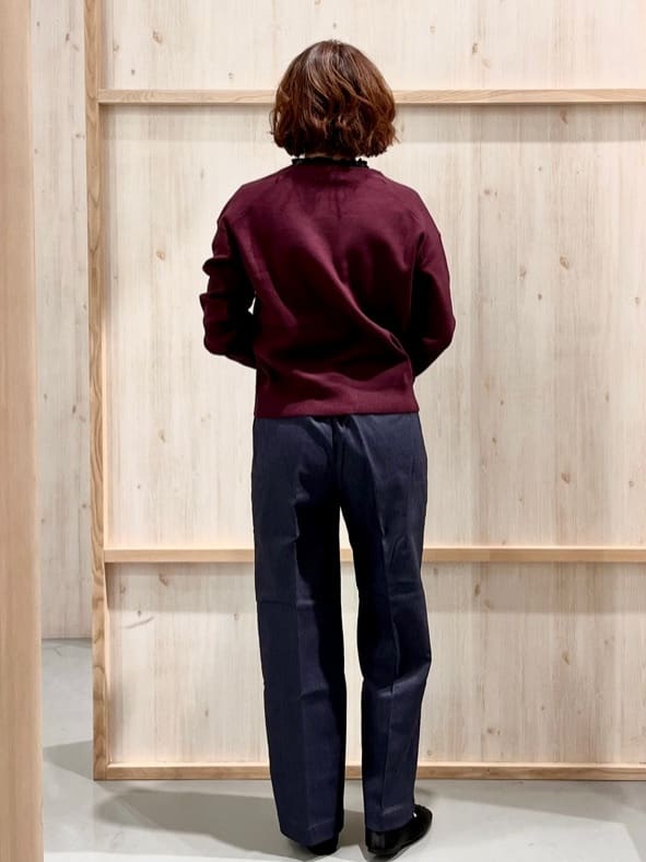 nakoさんの「THE SHOP TK｜【すっきりシルエットが叶う】大人のためのVネックニット/毛玉になりにくい/静電気防止/洗濯機OK」を使ったコーディネート