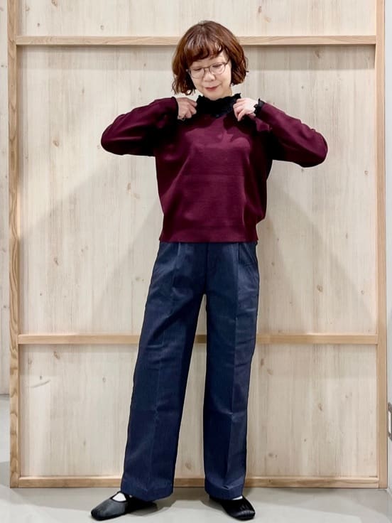 nakoさんの「THE SHOP TK｜【すっきりシルエットが叶う】大人のためのVネックニット/毛玉になりにくい/静電気防止/洗濯機OK」を使ったコーディネート