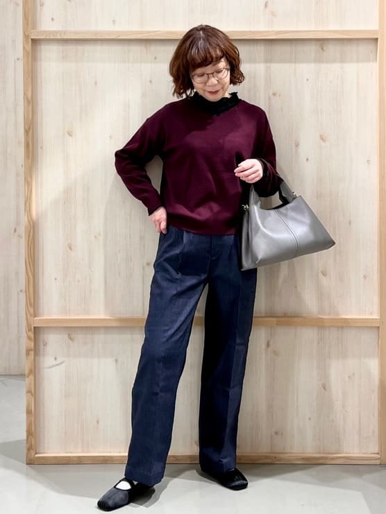 nakoさんの「THE SHOP TK｜【すっきりシルエットが叶う】大人のためのVネックニット/毛玉になりにくい/静電気防止/洗濯機OK」を使ったコーディネート