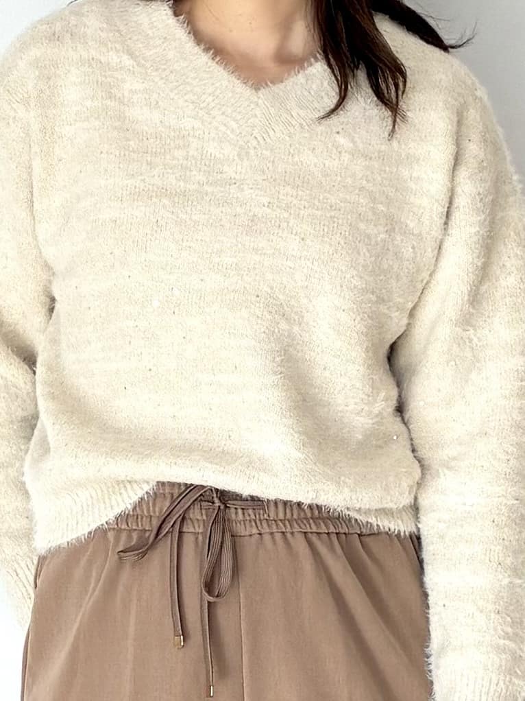 みりんさんの「OPAQUE.CLIP｜スパンコールフェザーVネックニット【洗濯機OK】」を使ったコーディネート