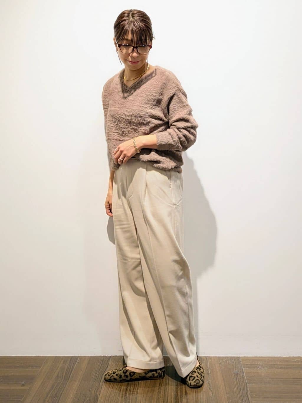 4410さんの「THE SHOP TK｜【華やかで柔らか】ふわふわフェザーニット/洗える・前後2WAY」を使ったコーディネート
