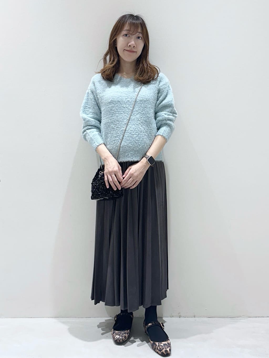 yukaさんの「OPAQUE.CLIP｜スパンコールフェザーVネックニット【洗濯機OK】」を使ったコーディネート