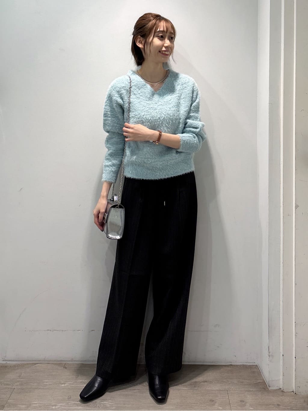 ぶまりんさんの「OPAQUE.CLIP｜スパンコールフェザーVネックニット【洗濯機OK】」を使ったコーディネート