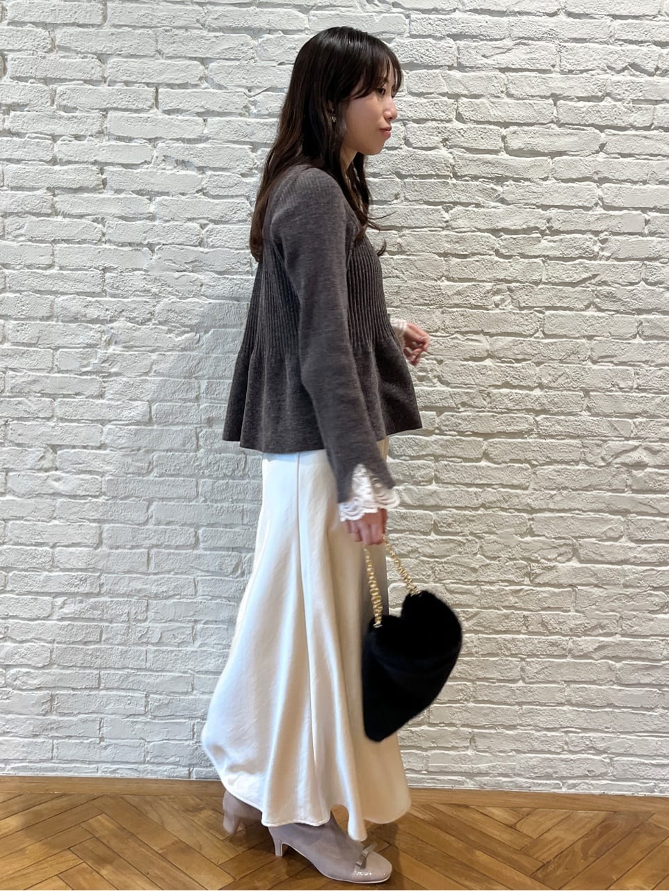 はばさんの「Couture brooch｜【袖口レース・着映え】短毛モールペプラム カーデ」を使ったコーディネート