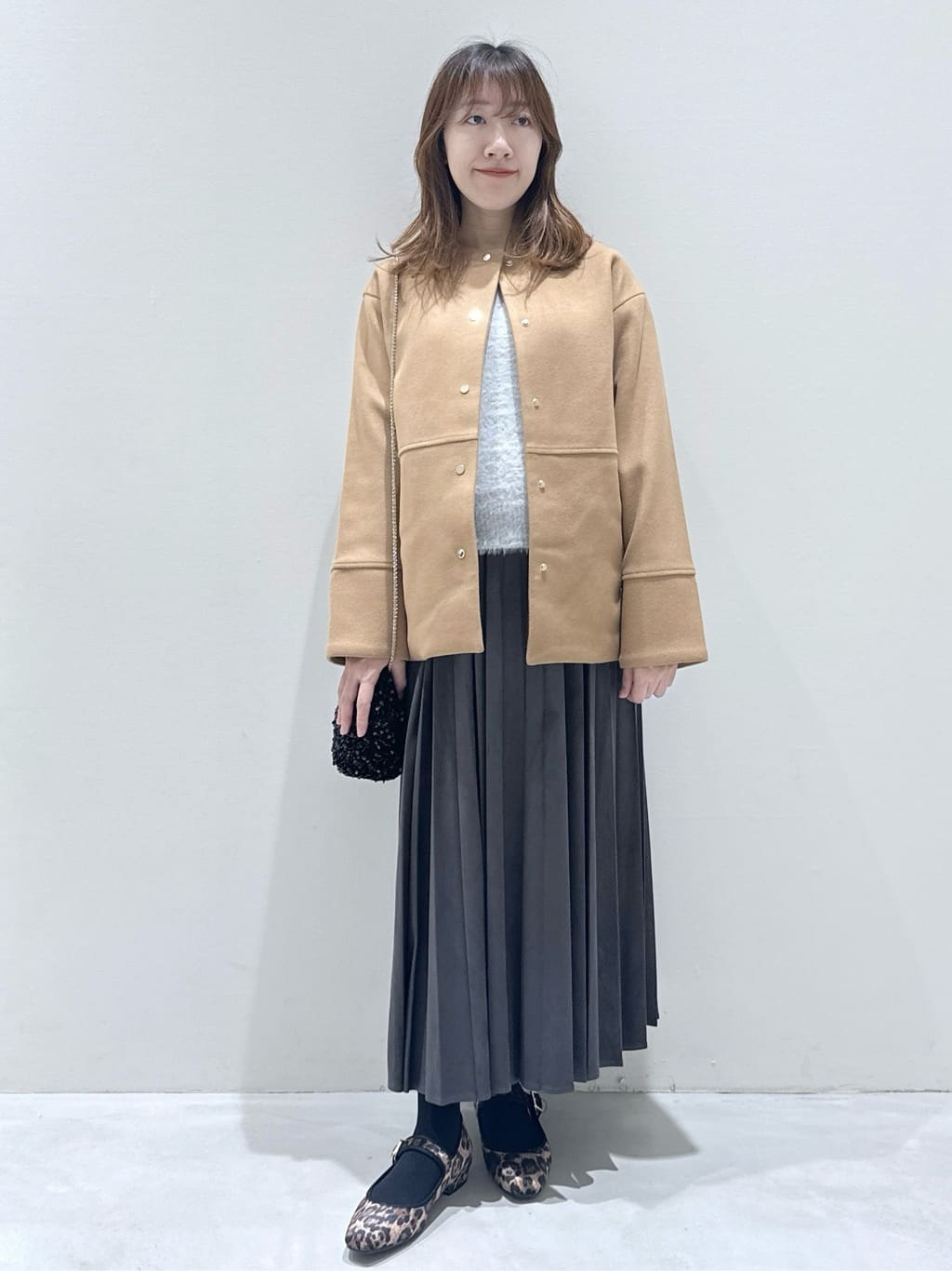 yukaさんの「OPAQUE.CLIP｜スパンコールフェザーVネックニット【洗濯機OK】」を使ったコーディネート