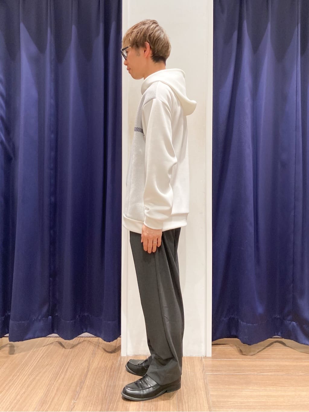 つーじーさんの「THE SHOP TK｜【大人の休日スタイルにはこれ！】フロントチェック柄ニットパーカ　洗濯機OK」を使ったコーディネート
