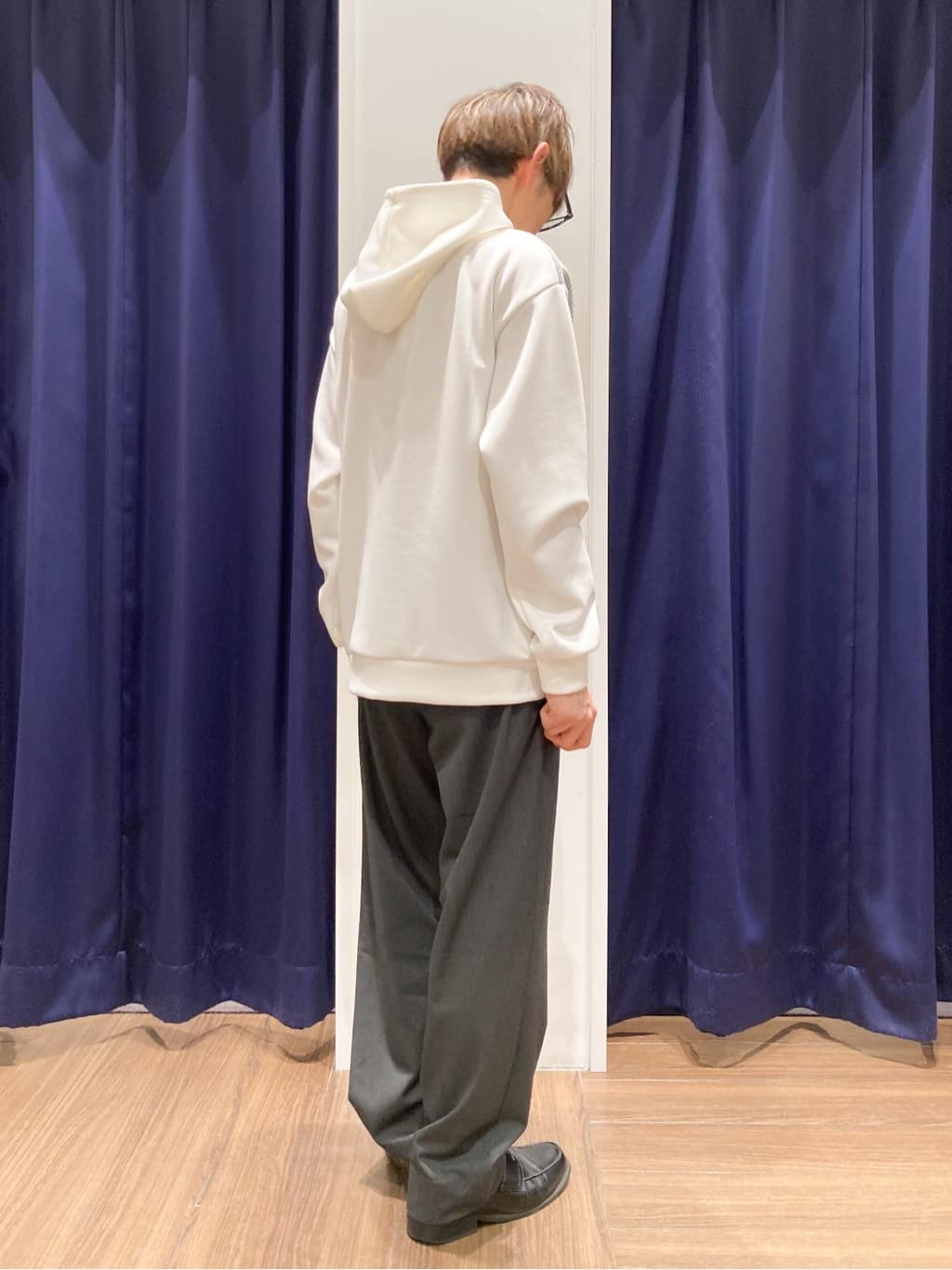 つーじーさんの「THE SHOP TK｜【大人の休日スタイルにはこれ！】フロントチェック柄ニットパーカ　洗濯機OK」を使ったコーディネート