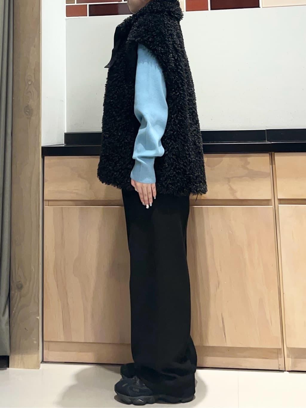 かのさんの「THE SHOP TK｜プラスするだけでこなれ見え ボアベスト」を使ったコーディネート