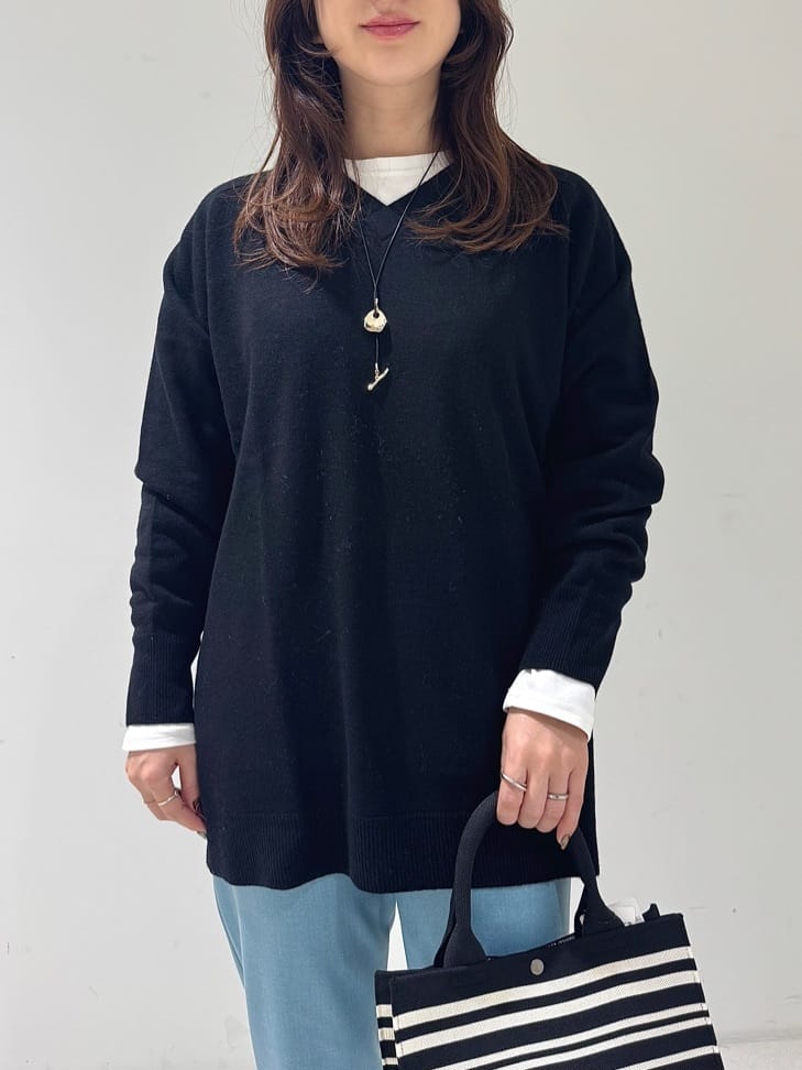 そんさんの「INDIVI｜【洗える／チュニック丈／カシミヤ混】スリットデザインVネックニット」を使ったコーディネート