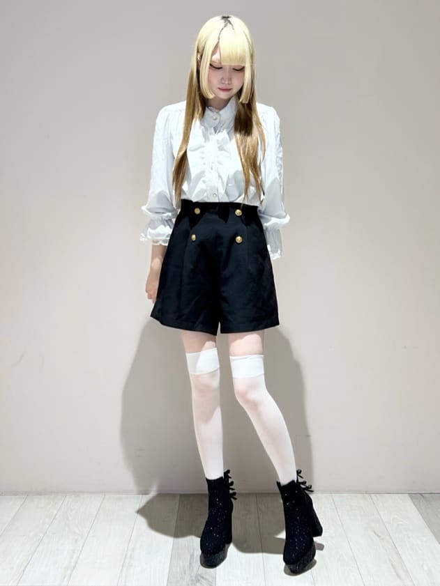 しおりんさんの「ESPERANZA｜【ラク盛り/ショートブーツ】リピーター続出／脚長美脚 バックリボングリッターヒールショートブーツ」を使ったコーディネート