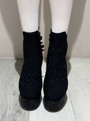 しおりんさんの「ESPERANZA｜【ラク盛り/ショートブーツ】リピーター続出／脚長美脚 バックリボングリッターヒールショートブーツ」を使ったコーディネート