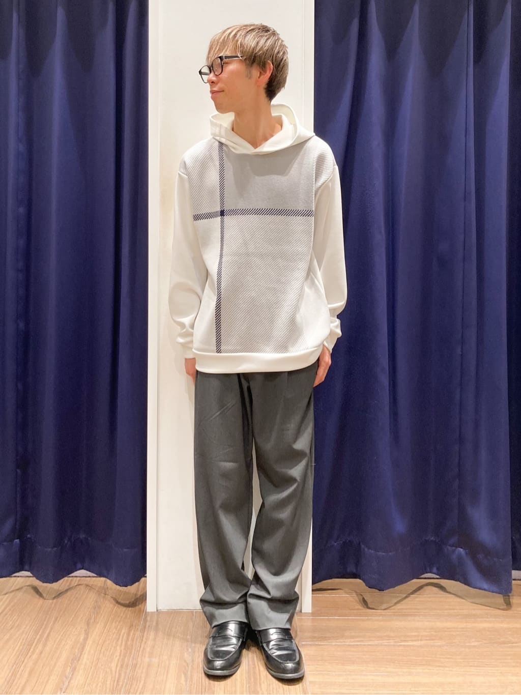 つーじーさんの「THE SHOP TK｜【大人の休日スタイルにはこれ！】フロントチェック柄ニットパーカ　洗濯機OK」を使ったコーディネート