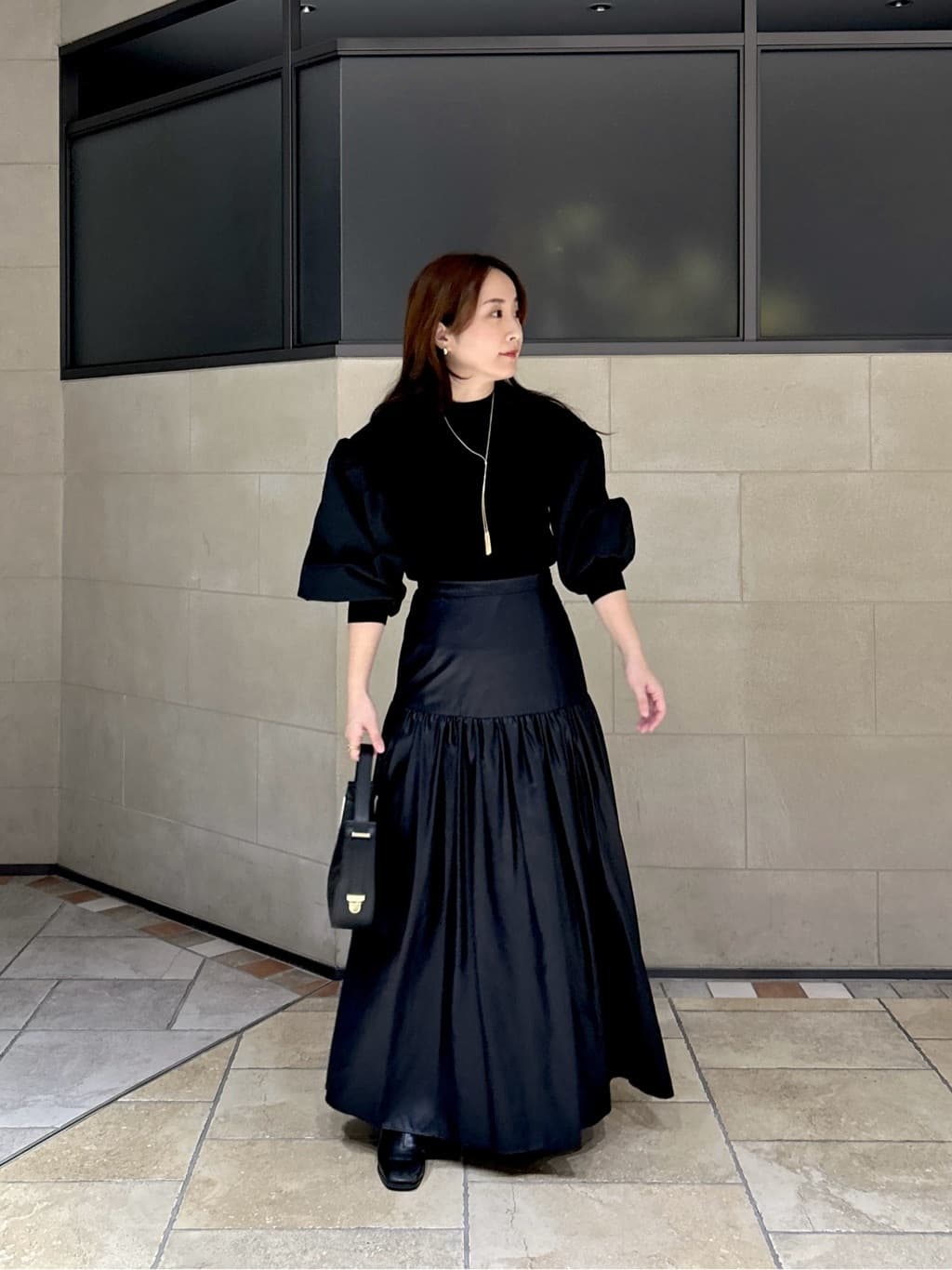 よねさんの「INDIVI｜レザーライクマキシスカート」を使ったコーディネート