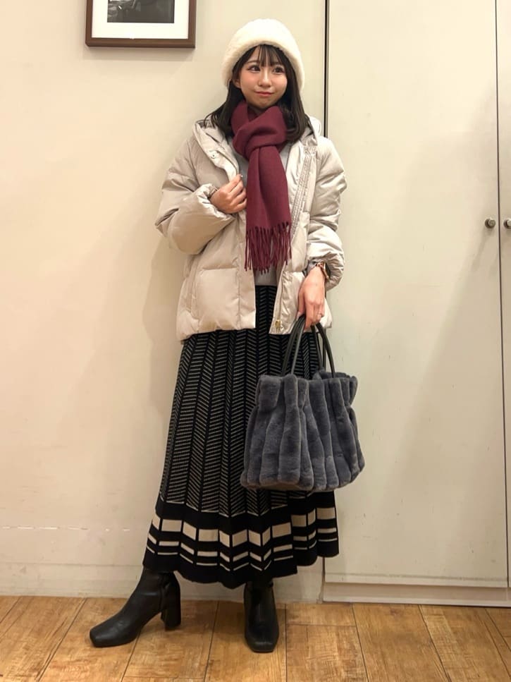 AIRIさんの「SHOO･LA･RUE｜【撥水/洗える】ショートフーディーダウン」を使ったコーディネート