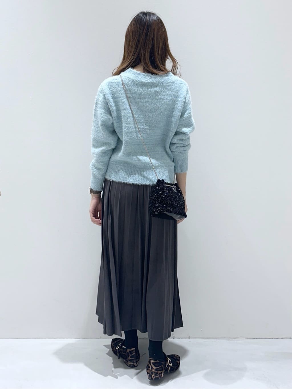 yukaさんの「OPAQUE.CLIP｜スパンコールフェザーVネックニット【洗濯機OK】」を使ったコーディネート