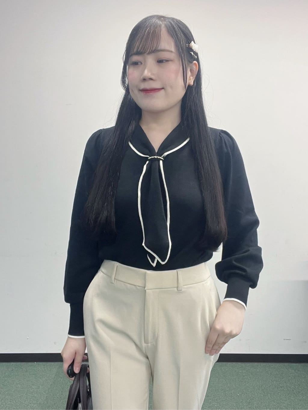 Hitomiさんの「index｜ゴールドパーツ付きボウタイニット【洗濯機OK】《10col／XS～LL》」を使ったコーディネート