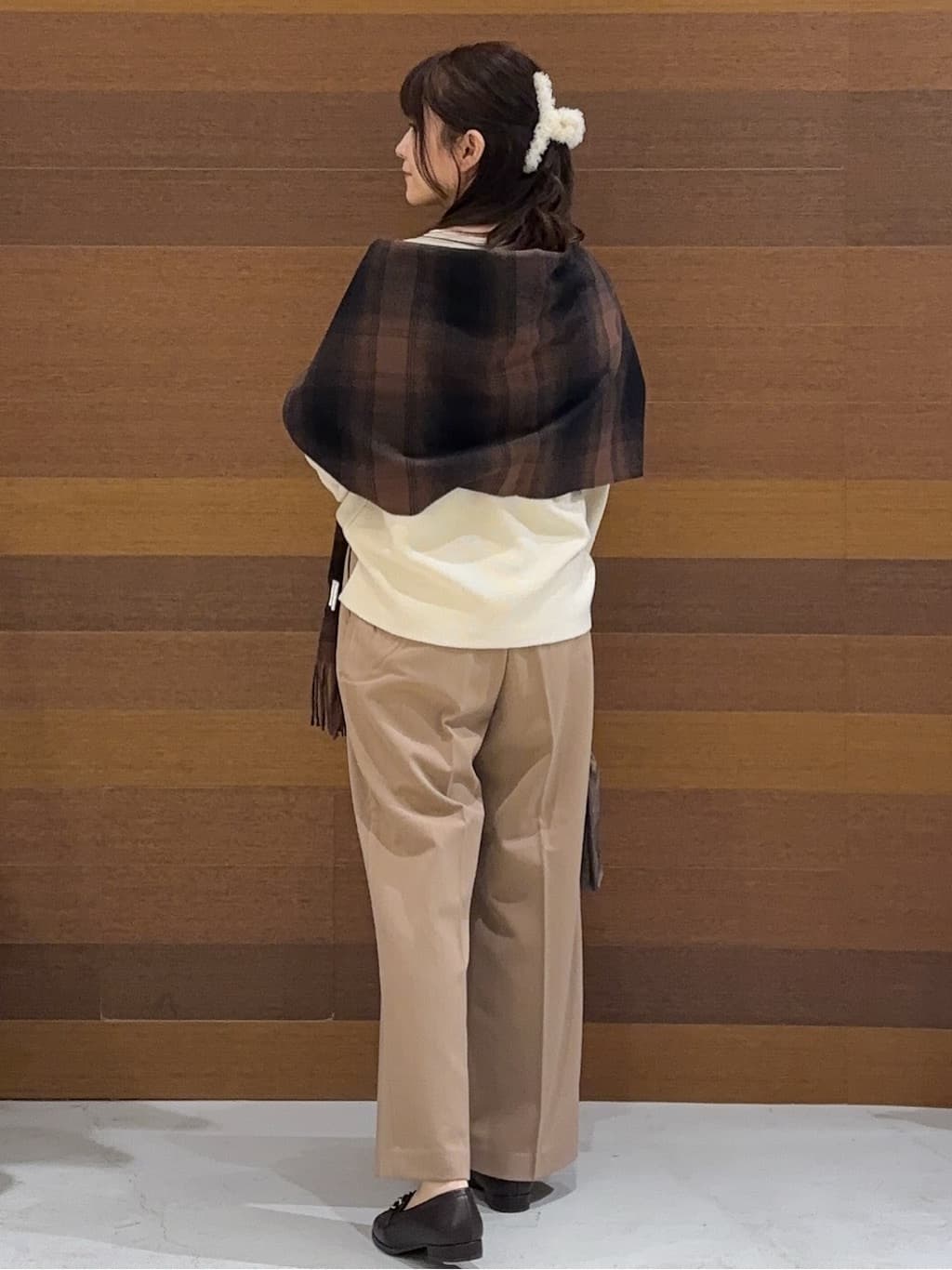 まみさんの「OPAQUE.CLIP｜ラメガーターボートネックニット【洗濯機OK】」を使ったコーディネート