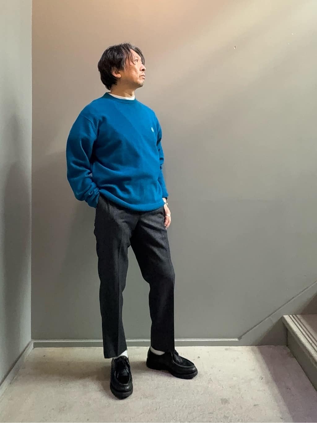 デザイナーTAKEman さんの「TAKEO KIKUCHI｜【Air Palette Knit】ワンポイント カラーニット プルオーバー」を使ったコーディネート