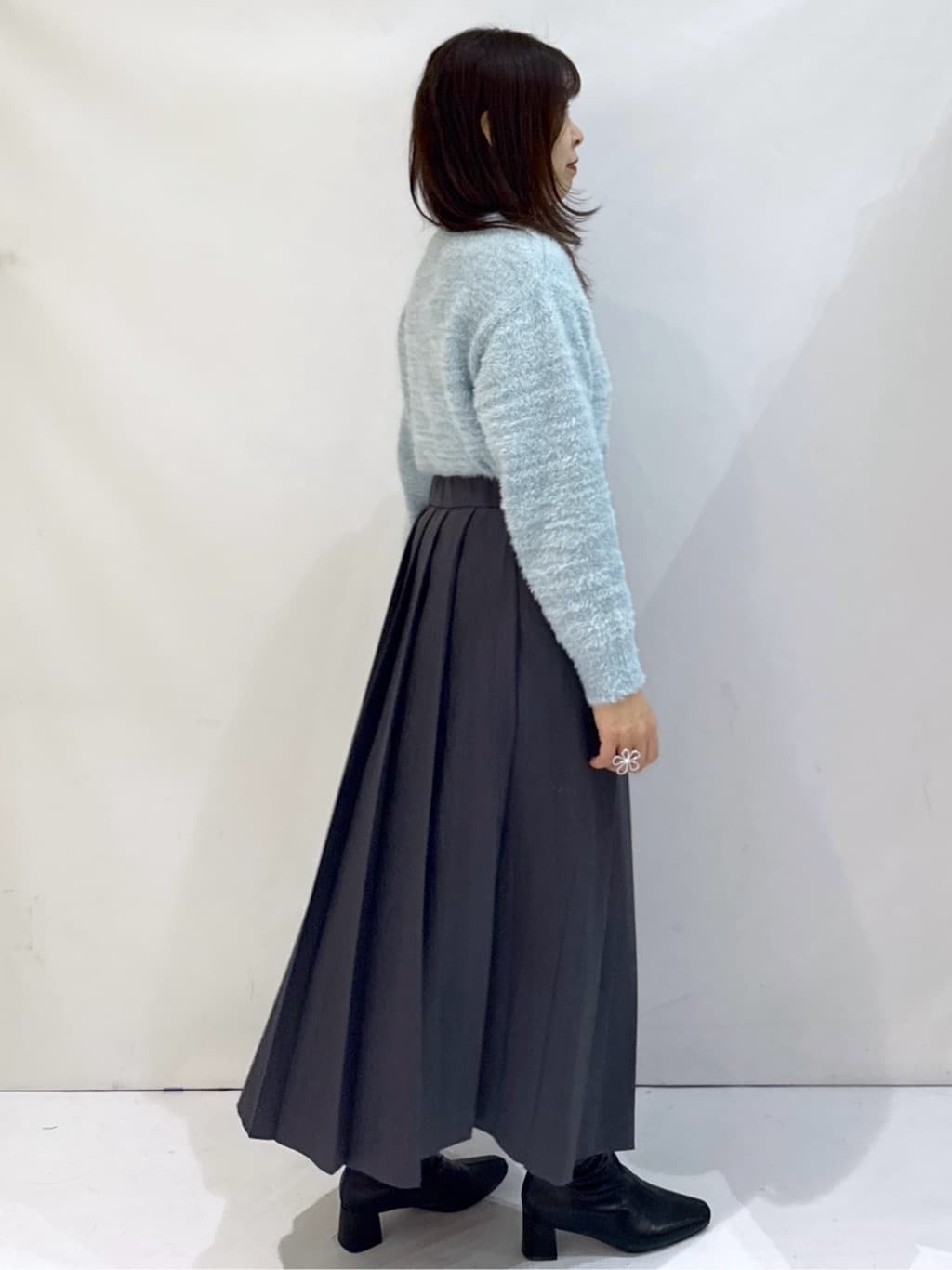 nakkoさんの「OPAQUE.CLIP｜スパンコールフェザーVネックニット【洗濯機OK】」を使ったコーディネート