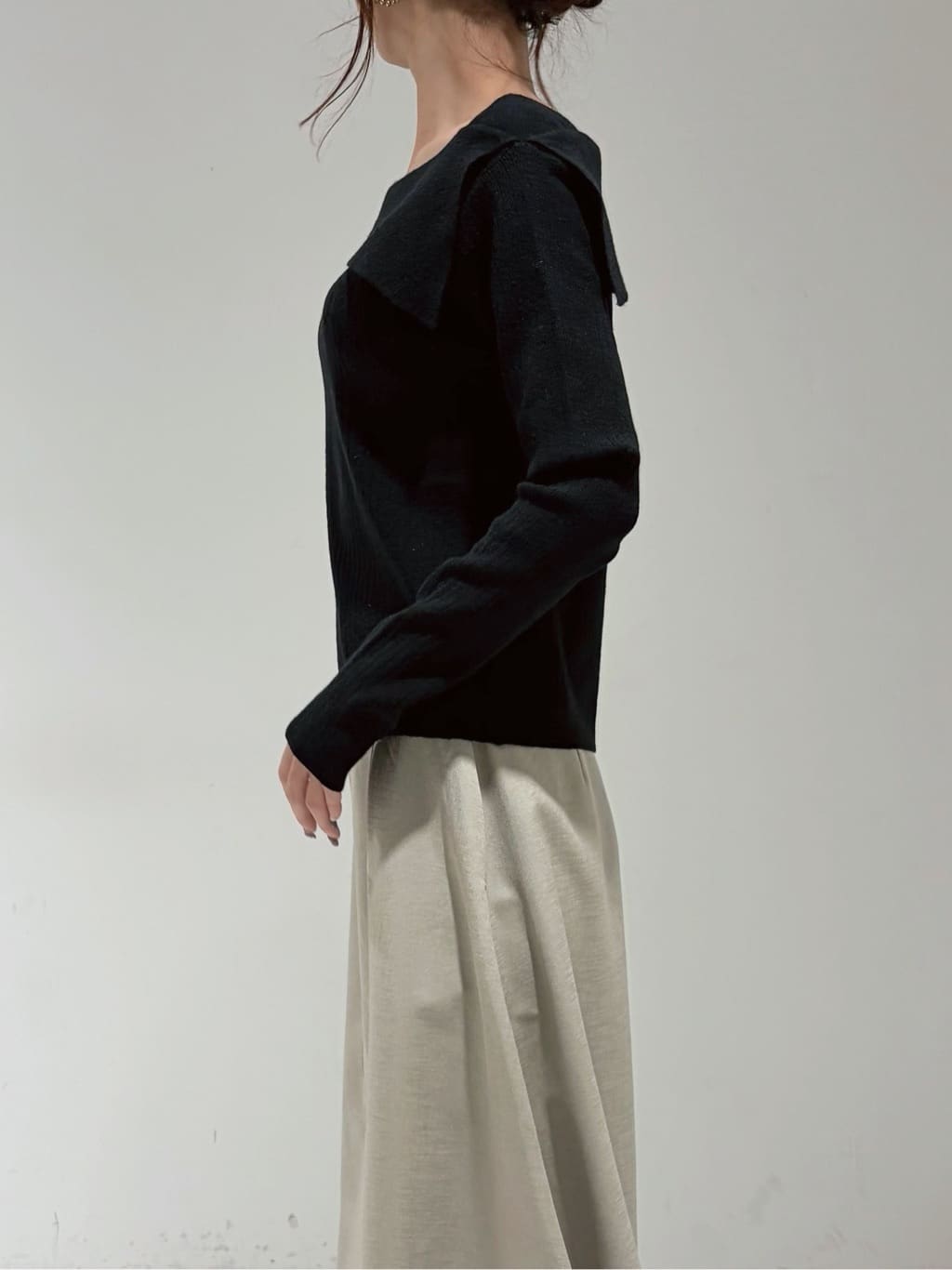 shioriさんの「INDIVI｜【再入荷】アシメオフショルニット」を使ったコーディネート