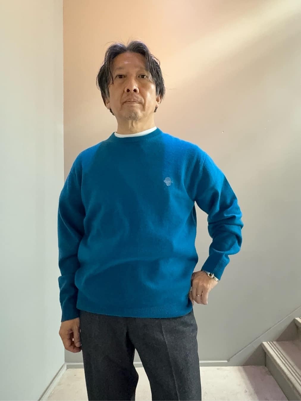 デザイナーTAKEman さんの「TAKEO KIKUCHI｜【Air Palette Knit】ワンポイント カラーニット プルオーバー」を使ったコーディネート