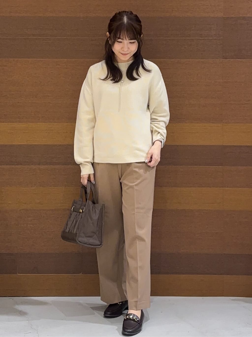 まみさんの「OPAQUE.CLIP｜ラメガーターボートネックニット【洗濯機OK】」を使ったコーディネート