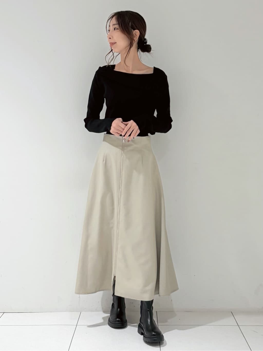 shioriさんの「INDIVI｜【再入荷】アシメオフショルニット」を使ったコーディネート