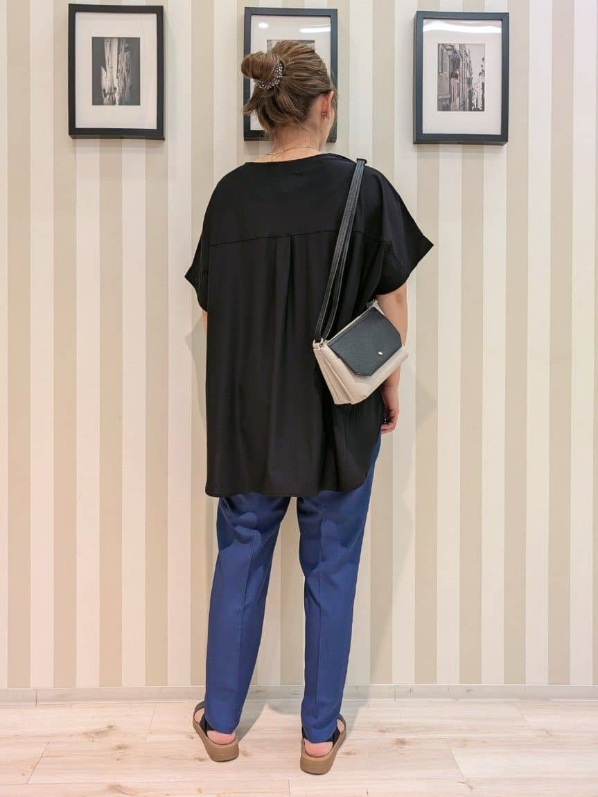 otaさんの「SHOO･LA･RUE｜【S-LL】さらりとしたタッチが上品見え ワンボタンデザイン トップス」を使ったコーディネート