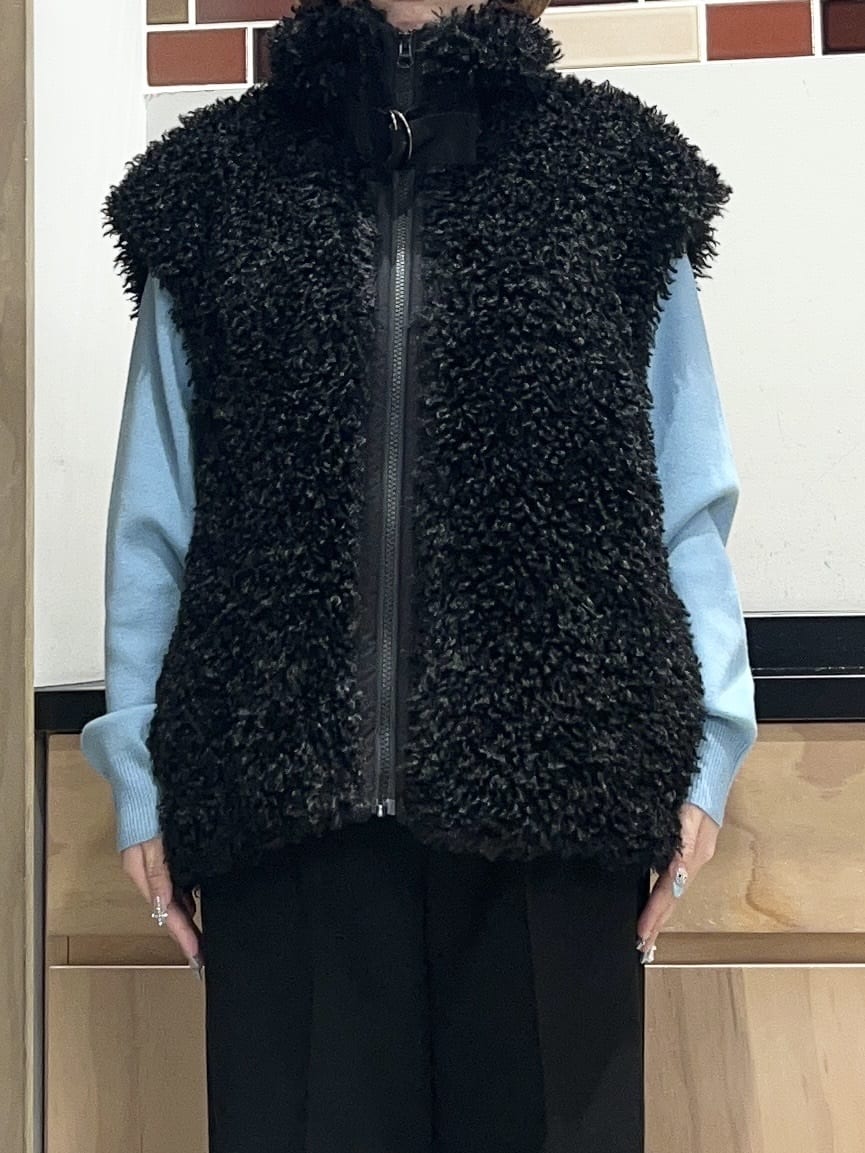 かのさんの「THE SHOP TK｜プラスするだけでこなれ見え ボアベスト」を使ったコーディネート