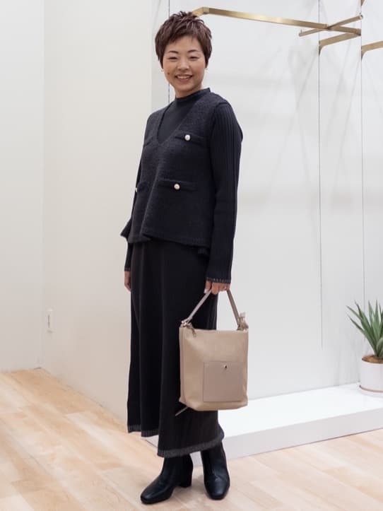 シュウコさんの「grove｜【2点SET/体型カバー】一枚で決まる、ペプラムベスト&times;ニットワンピース」を使ったコーディネート