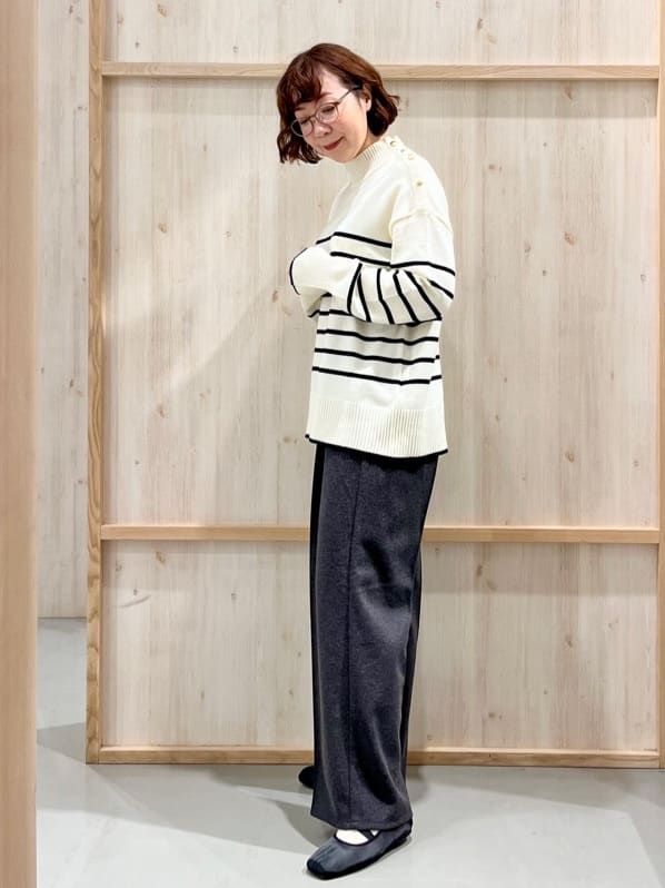 nakoさんの「THE SHOP TK｜【インしないで着られる】金ボタン ハイネックニット/毛玉になりにくい/静電気防止/洗濯機OK」を使ったコーディネート