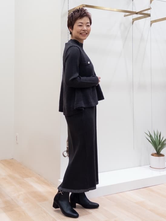 シュウコさんの「grove｜【2点SET/体型カバー】一枚で決まる、ペプラムベスト&times;ニットワンピース」を使ったコーディネート