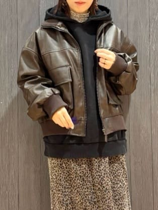 meiさんの「SHOO･LA･RUE｜【S-LL】大人綺麗 レザー調リブブルゾン」を使ったコーディネート