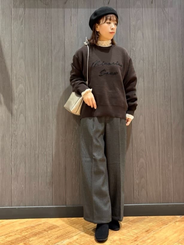 meiさんの「SHOO･LA･RUE｜【洗濯機可/ちくちくしにくい】大人のための スウェットライク刺繍ロゴニット」を使ったコーディネート