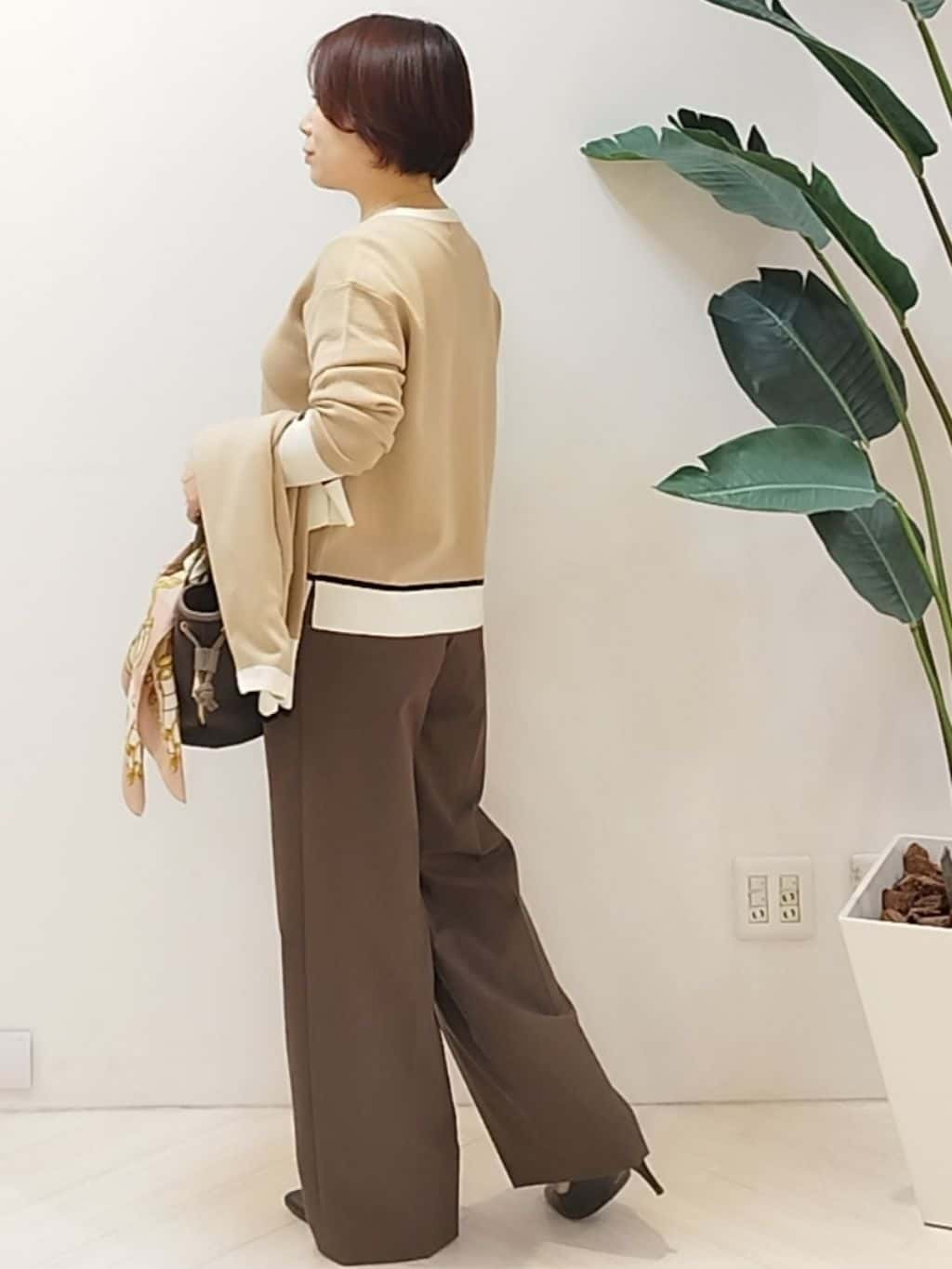 s u g iさんの「UNTITLED｜【洗える/ウエスト後ろゴム】ウール混　タックワイドパンツ」を使ったコーディネート