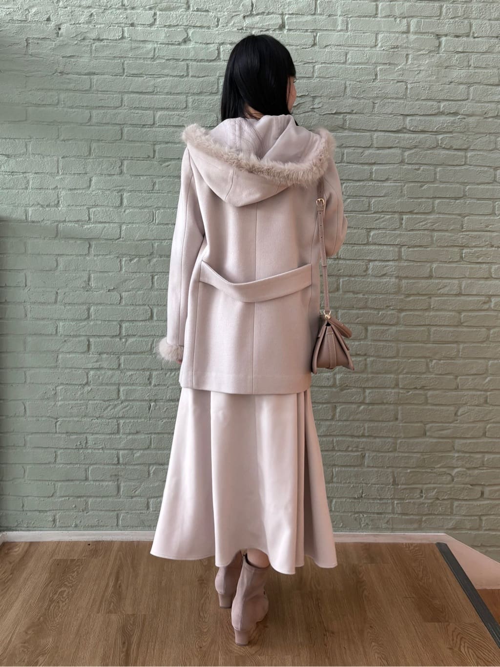 AOIさんの「Couture brooch｜【大人可愛い・フード取り外し可能】フードフェイクファー ハーフ丈コート」を使ったコーディネート
