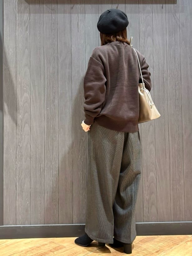 meiさんの「SHOO･LA･RUE｜【洗濯機可/ちくちくしにくい】大人のための スウェットライク刺繍ロゴニット」を使ったコーディネート