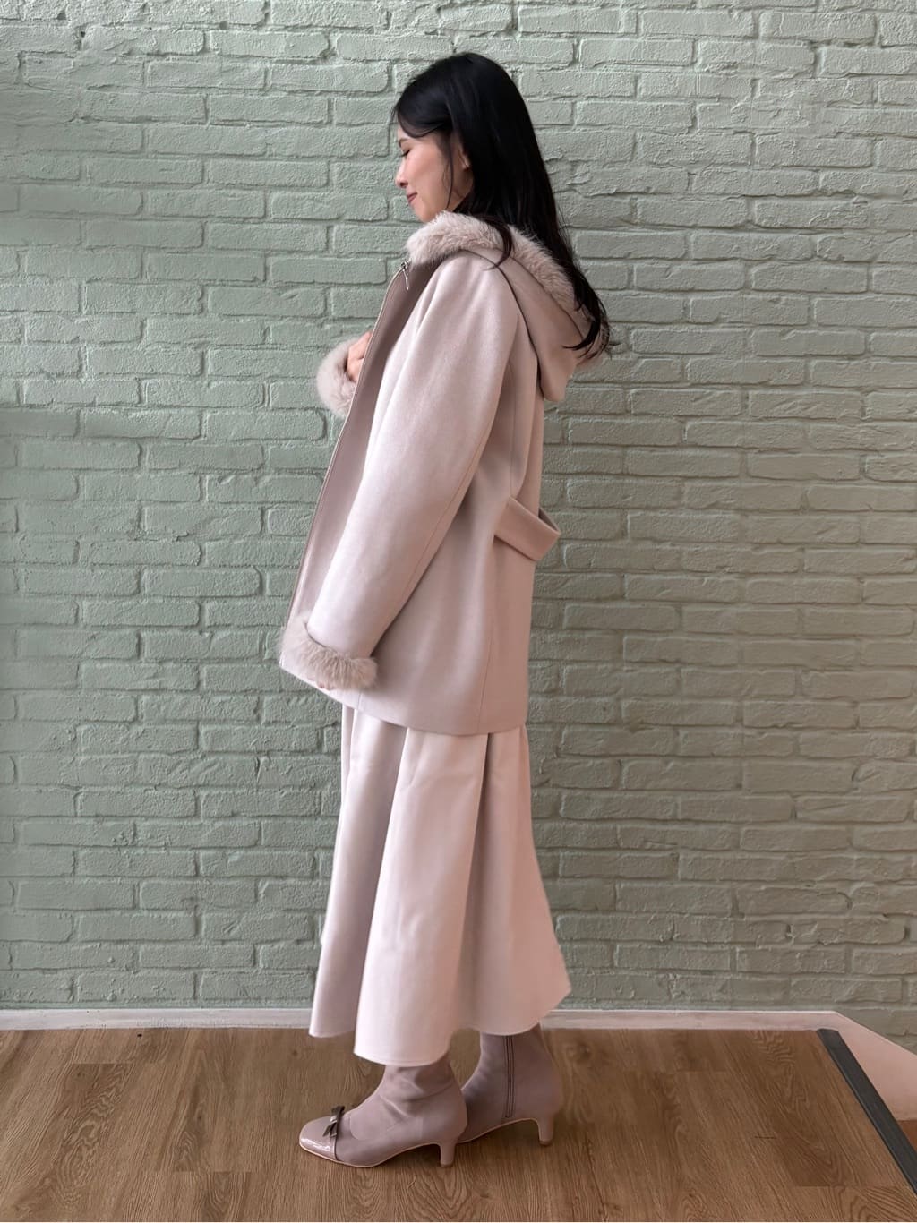 AOIさんの「Couture brooch｜【大人可愛い・フード取り外し可能】フードフェイクファー ハーフ丈コート」を使ったコーディネート