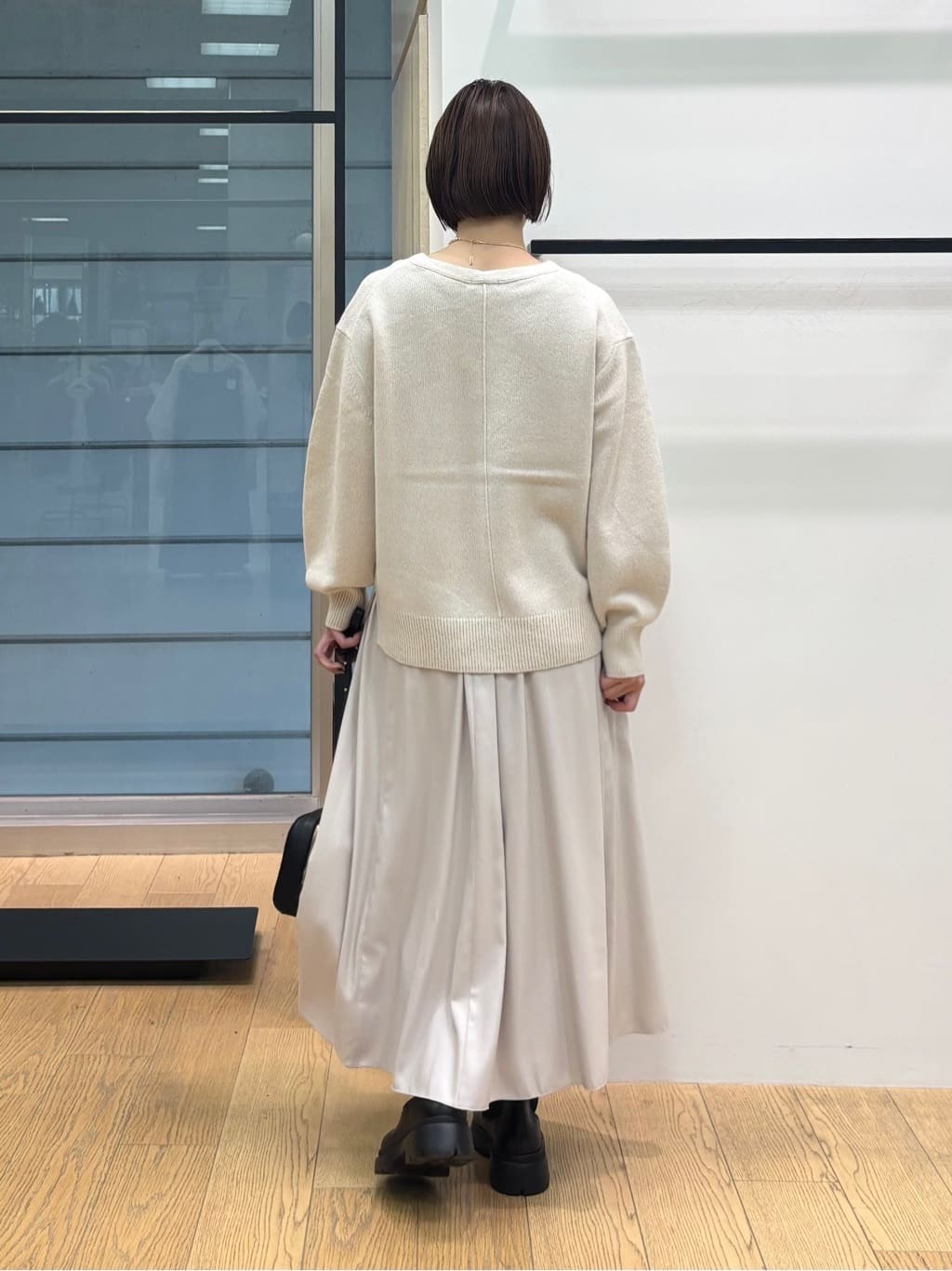 asamiさんの「INDIVI｜【洗える／カシミヤ混】ミドルゲージVネックニット」を使ったコーディネート